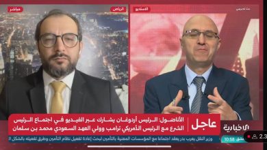 على اليمين الصحفي السوري عمار إسماعيل وعلى اليسار محمد الهويدي