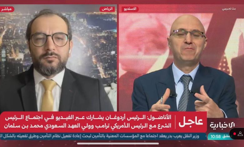 على اليمين الصحفي السوري عمار إسماعيل وعلى اليسار محمد الهويدي